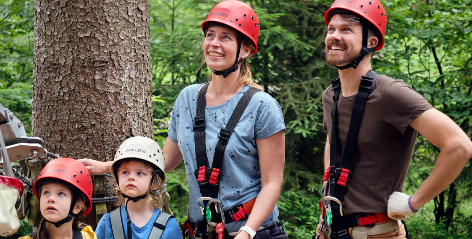 Zwei Erwachsene und zwei Kinder beobachten etwas was nicht zu sehen ist